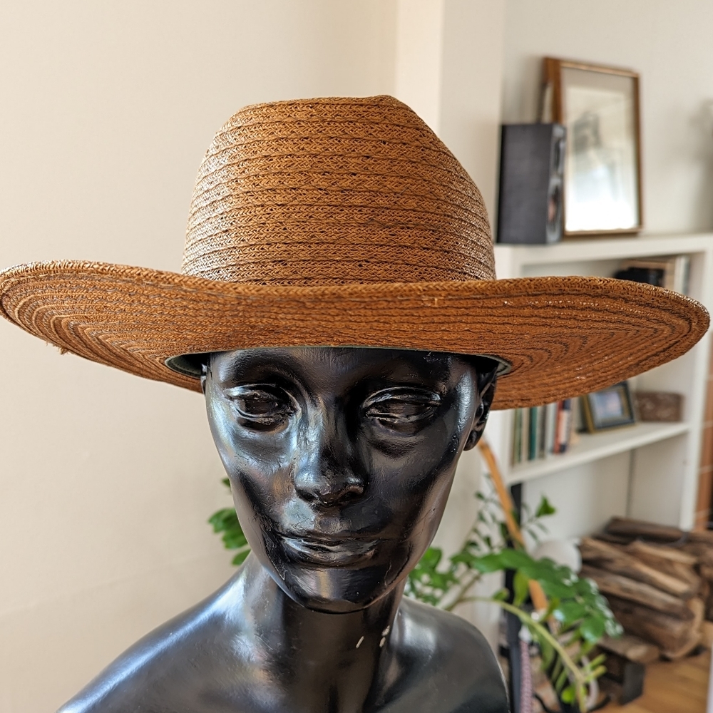 Classic midbrown straw hat